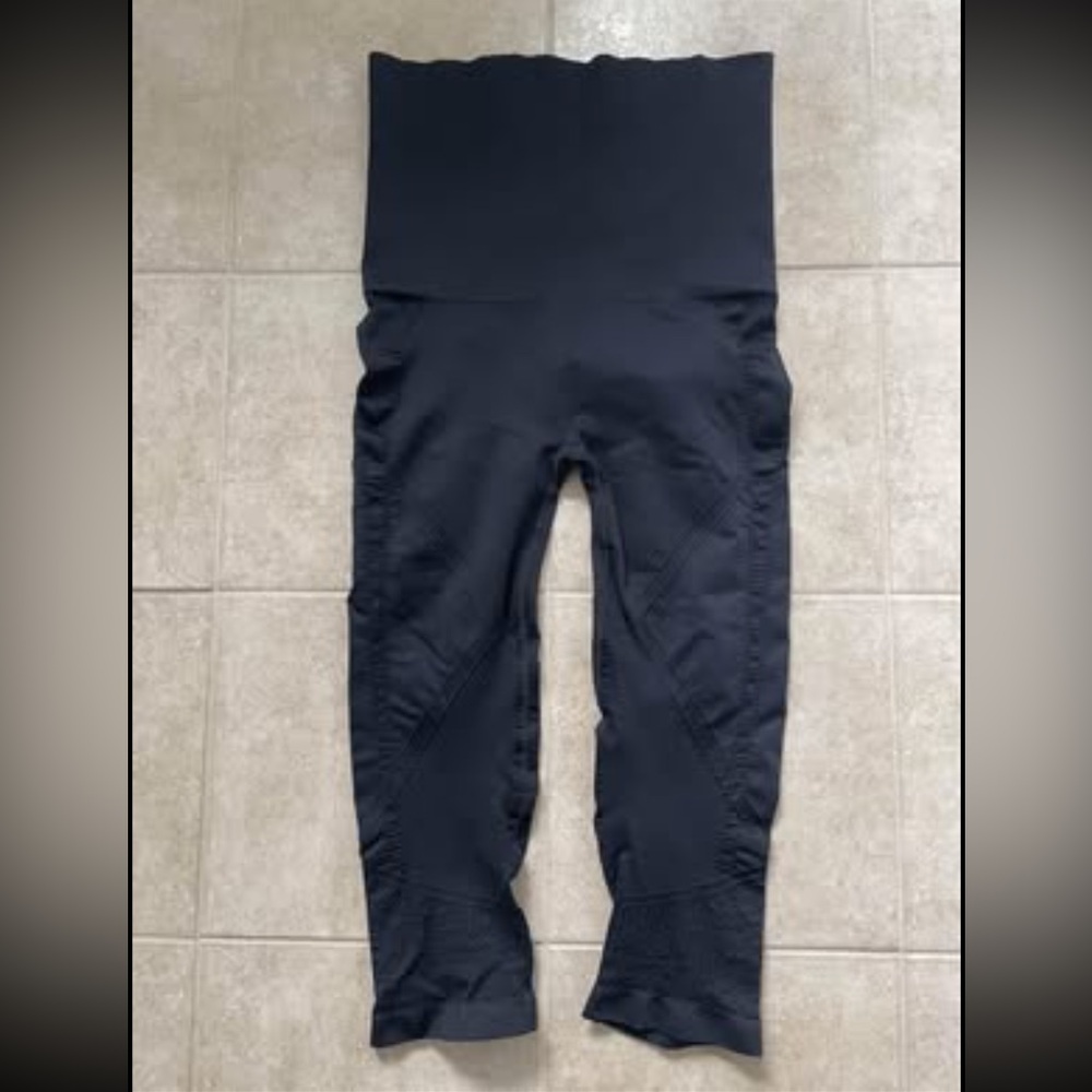 Mother Tucker by Belly Bandit Active Capri Leggings
Size XL